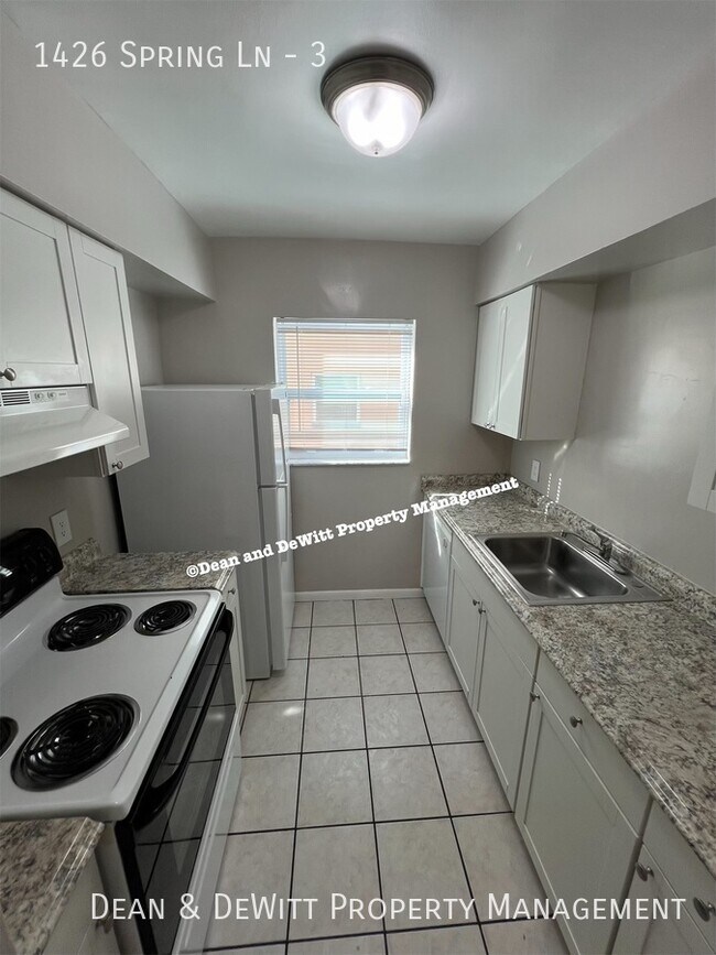Foto del edificio - 1426 Spring Ln
