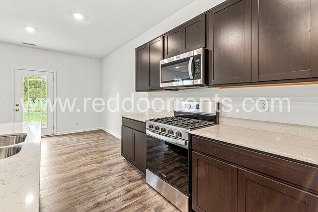 Foto del edificio - ? Move In Now and Get 6 Months of the Resi...