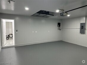 Building Photo - 4206 SW 7th Ave