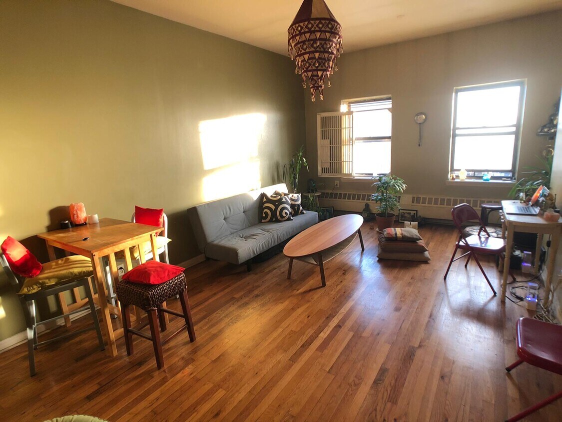 Foto principal - 563 Wilson Ave