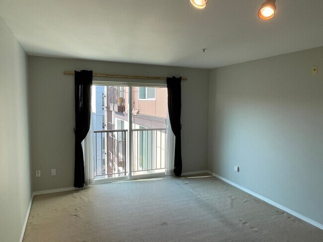 Building Photo - Beautiful Condo in the Heart of Queen Anne