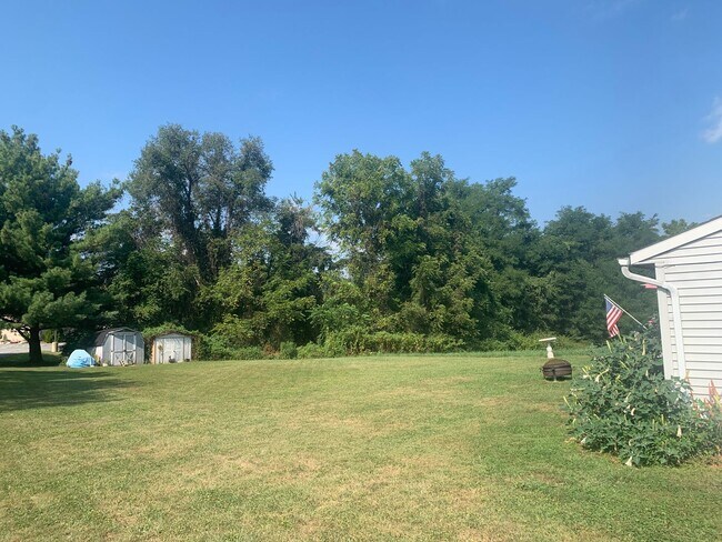 Building Photo - Eastern SD 3 Bedroom 2 Bath Rancher With Y...