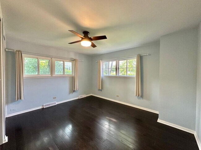 Building Photo - 3 bedroom in Hinsdale IL 60521