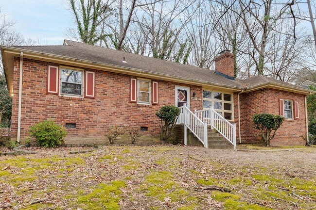 Building Photo - 3 Bedroom & 1.5 Bathroom with Huge Fenced ...