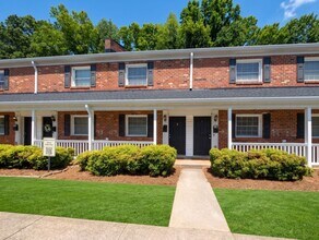 Building Photo - 1215 Green Oaks Ln