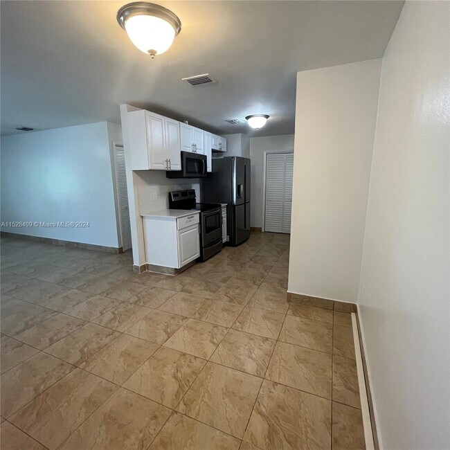 Foto del edificio - 3156 SW 16th St