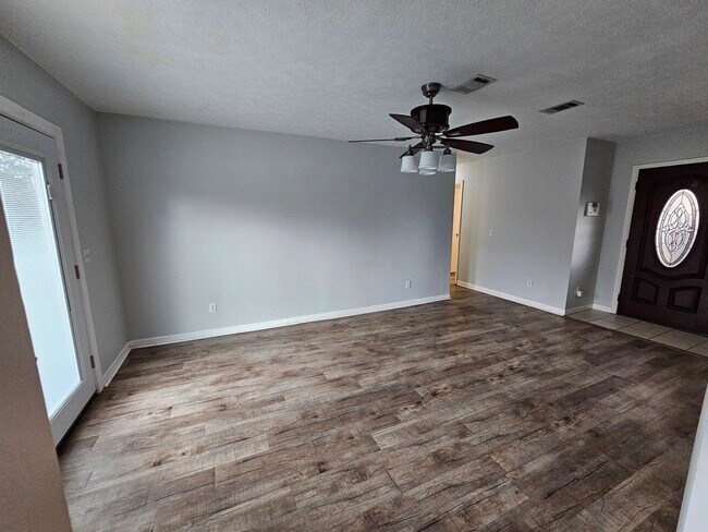 Building Photo - 610 Venetian Way
