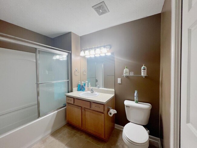 Building Photo - 5016 California St, unit 12