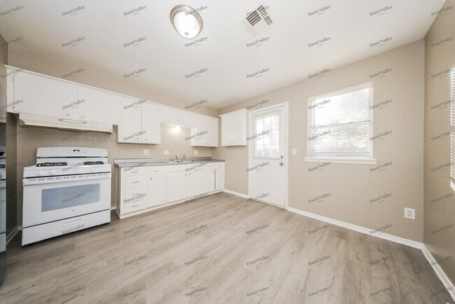 Foto del edificio - 8801 S Fairview Dr