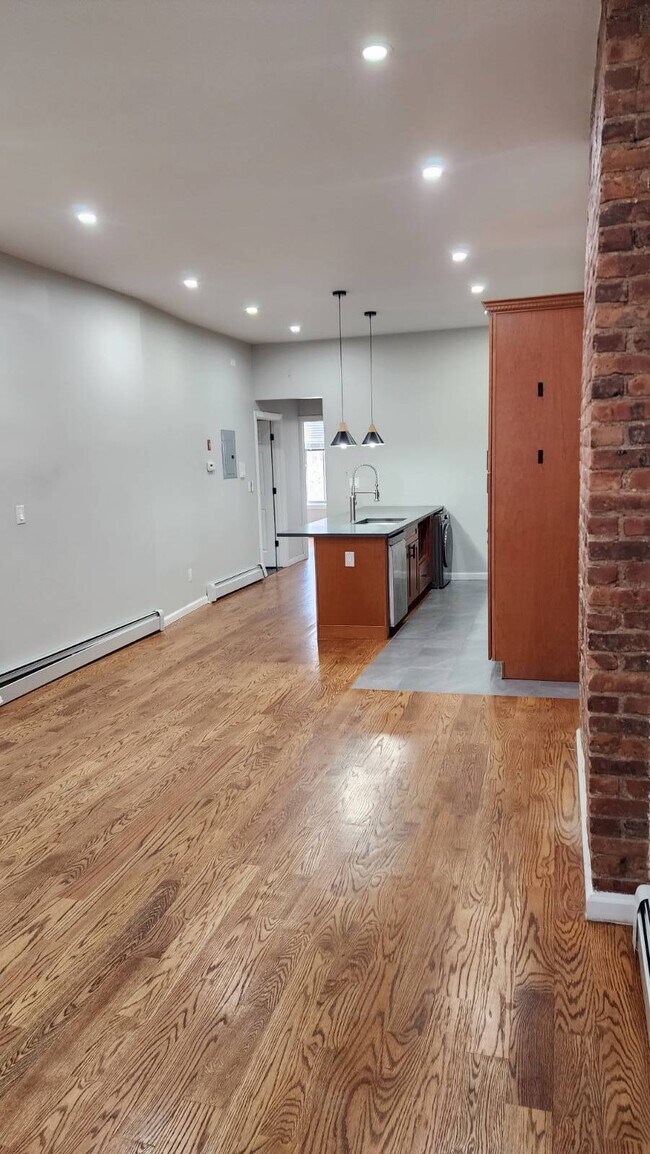 Foto del edificio - 1232 Putnam Ave