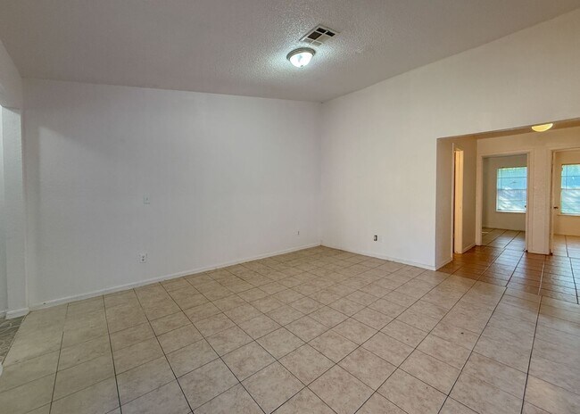 Foto del edificio - MWC HOME FOR RENT!