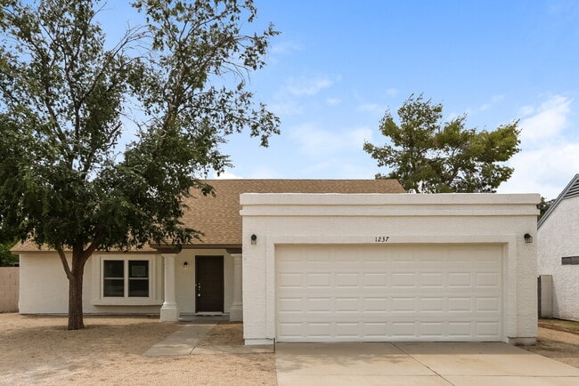 Building Photo - 1237 E Wickieup Ln
