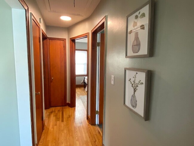 Building Photo - 2 Bedroom / 1 Bath Cottage Kingsport, TN