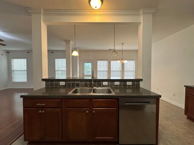 Foto del edificio - COMING SOON! Beautiful, Spacious 3 BR Home...
