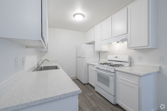 2BR, 1BA - 822 SF - Kitchen - Adrienne Village