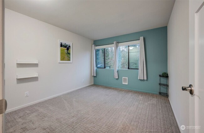 Foto del edificio - Beautiful 2 bed, 1 bath Shoreline Condo, $2000/mo.