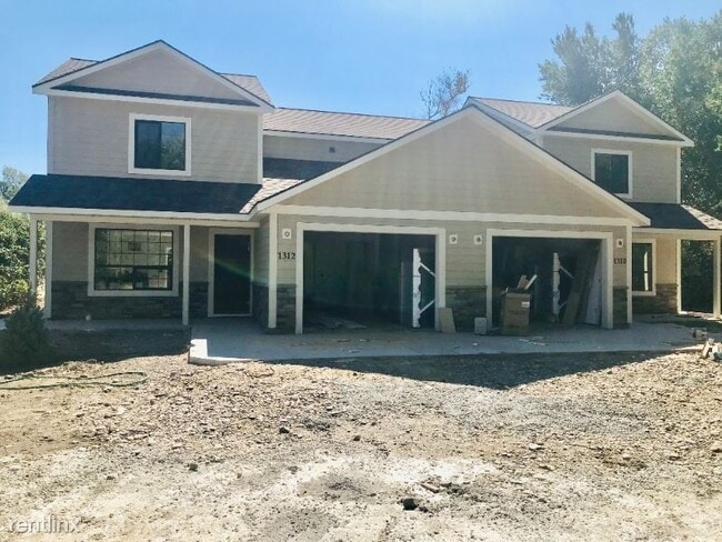 Building Photo - 3 br, 2.5 bath Townhome - 1312 E Lewis St