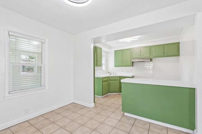 Building Photo - 5616 N Gladys Ave