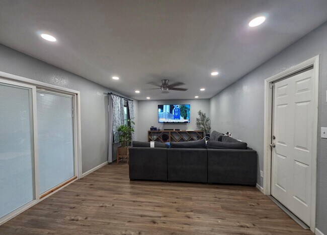 Building Photo - 3101 W Bluefield Ave