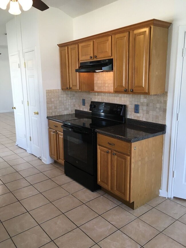 Foto del edificio - PRICE REDUCTION - AVAILABLE NOW!