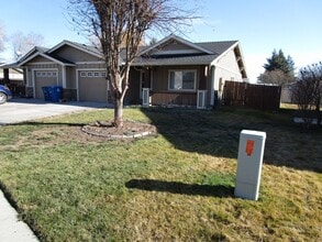 Building Photo - 178 SW Ivy Ct