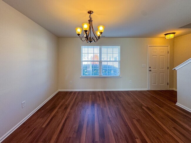 Foto del edificio - Lovely 5 Bed 3 Bath Home with Community Amenities