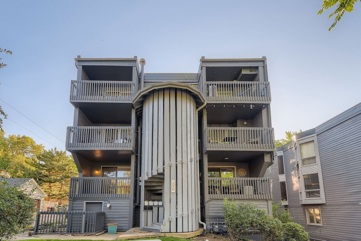 Foto principal - Two Story Condominium Prime Location! Just...
