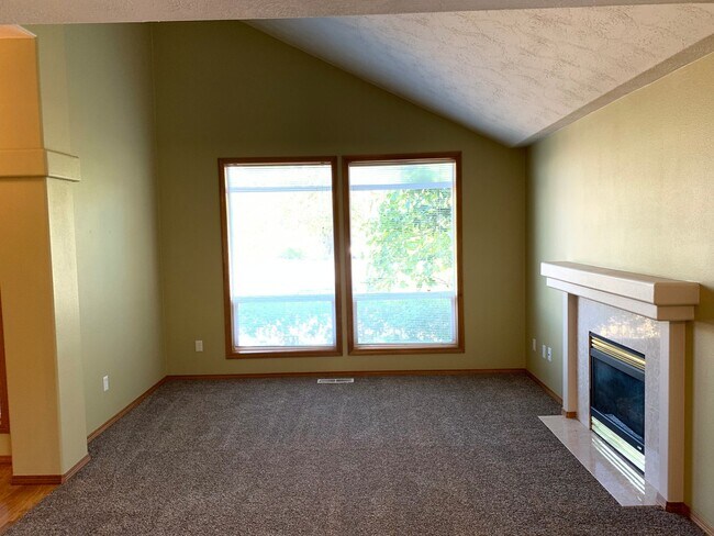 Building Photo - Light and Bright One Level Home with Vault...