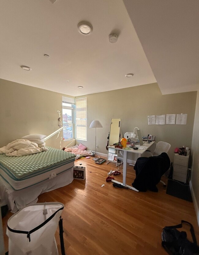 Building Photo - 128 Roxbury St