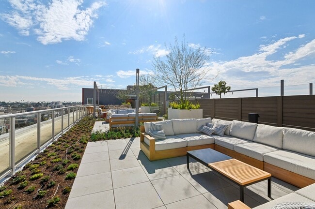 Building Photo - Somi