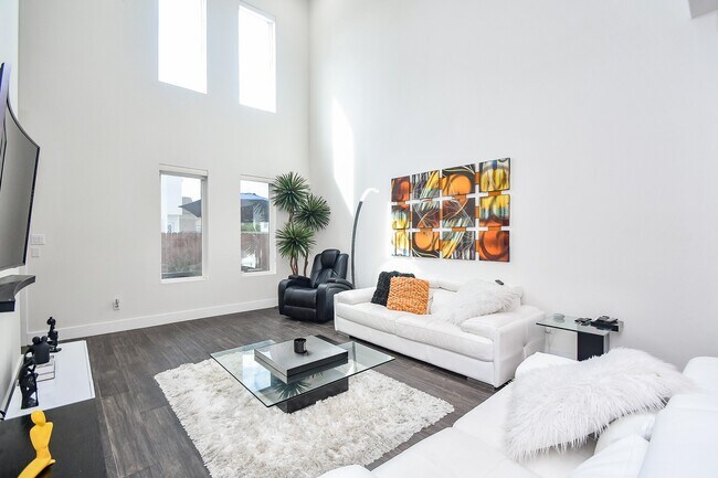 Building Photo - 5519 Paraiso Pl