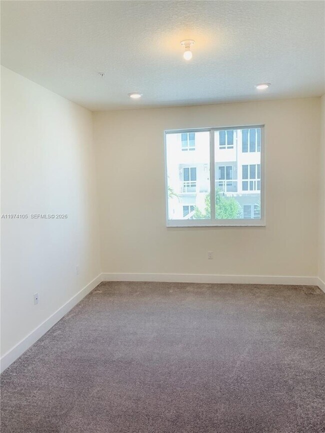 Foto del edificio - 6410 NW 102nd Path