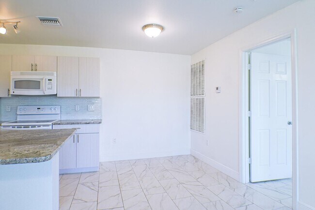 Foto del edificio - 1-bedroom apartment in pristine condition,...