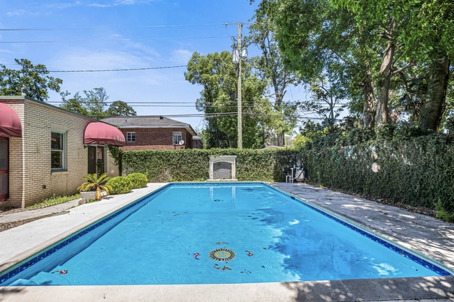 Building Photo - 624 E Victory Dr