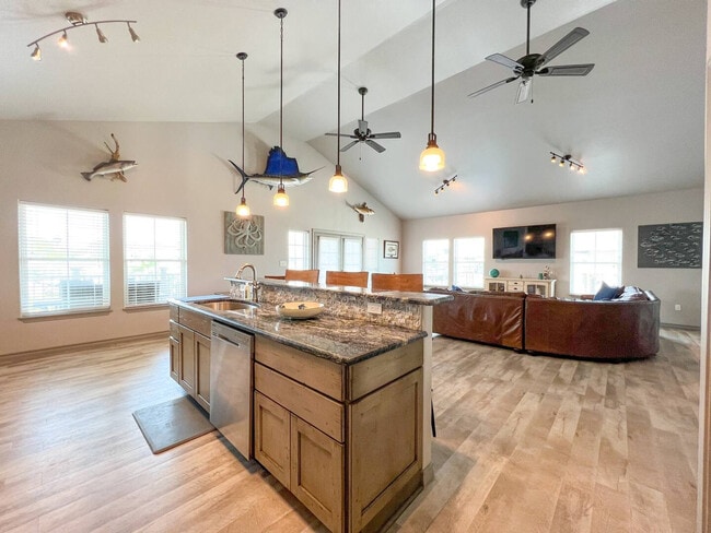 Building Photo - 4037 Summit Dr