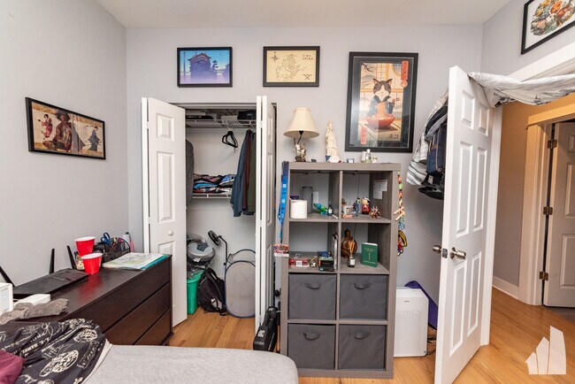 Foto del edificio - 2437 N Ashland Ave