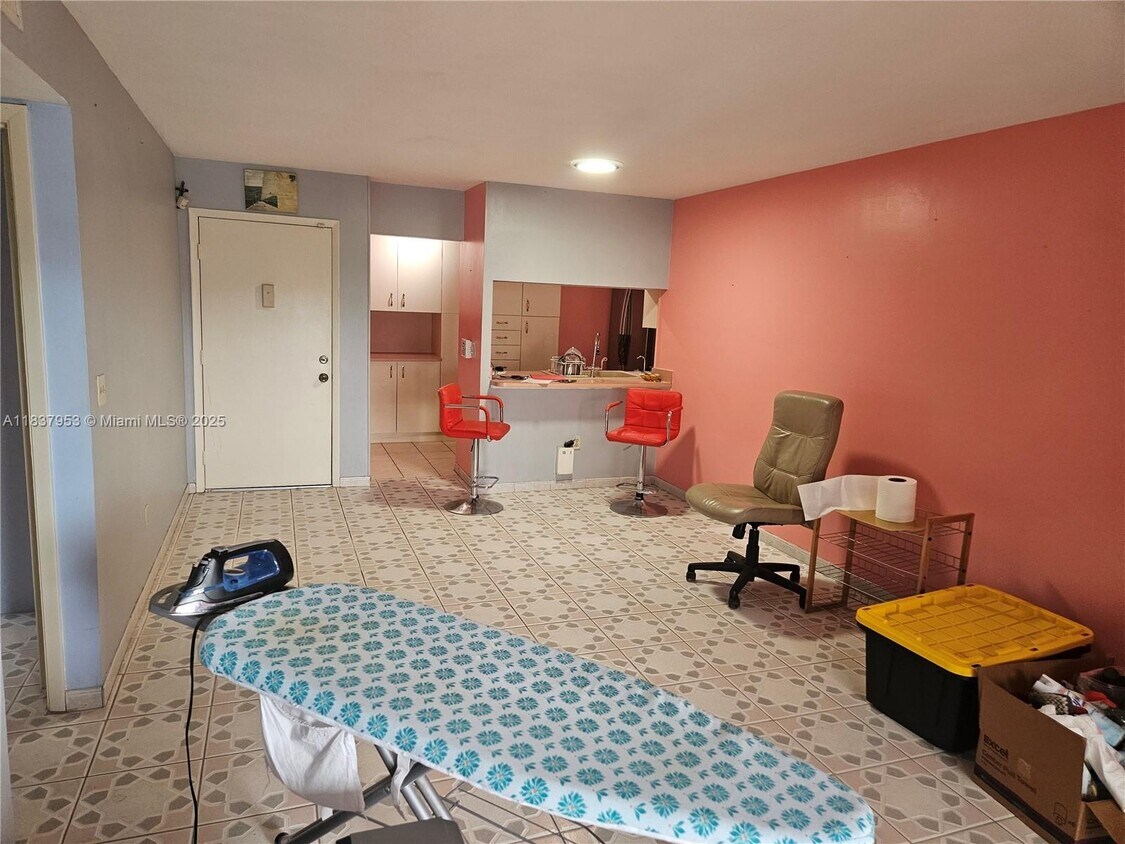 Foto principal - 855 NE 209th St