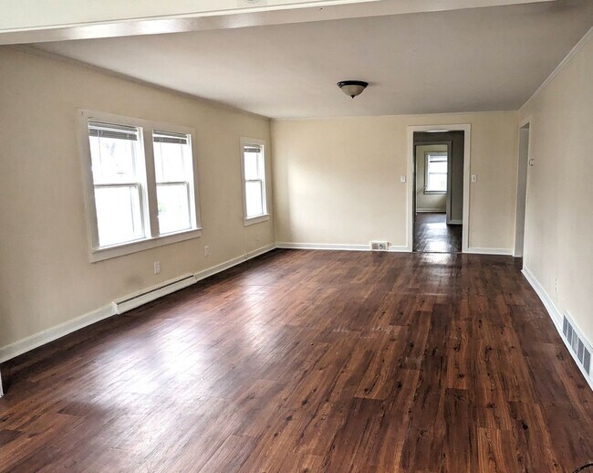 Building Photo - 1343 E. Broadway. House with basement and ...