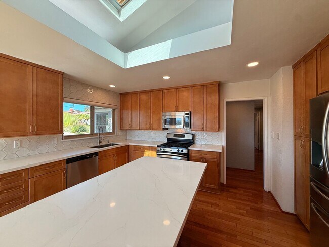 Building Photo - Charming 4BR San Diego Home with Front Dec...