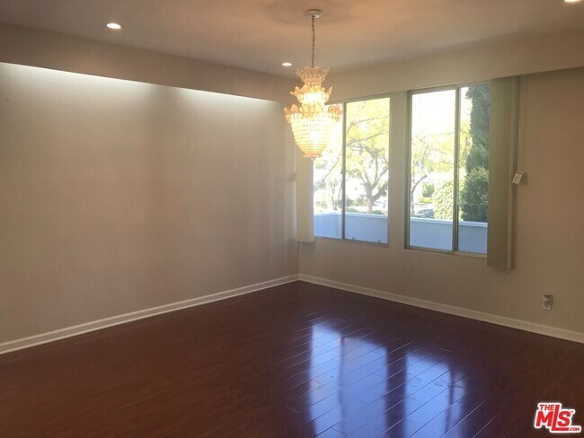 Building Photo - 344 N Palm Dr