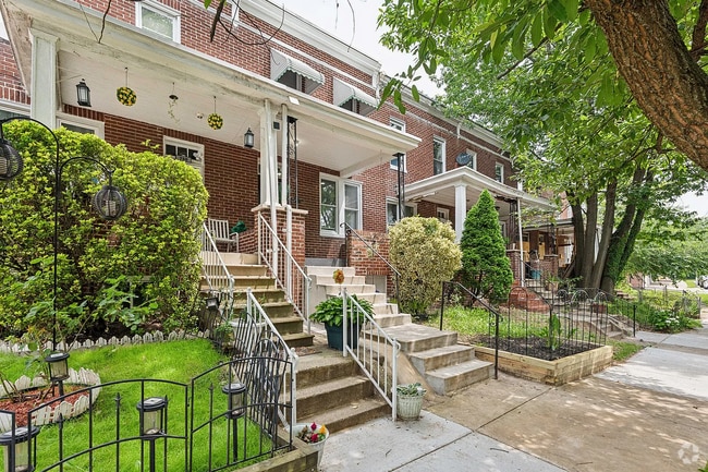 Building Photo - 752 Melville Ave