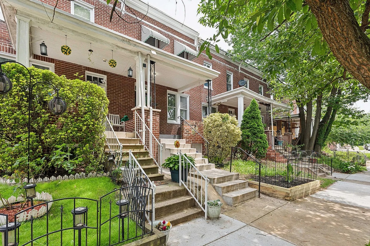 Primary Photo - 752 Melville Ave