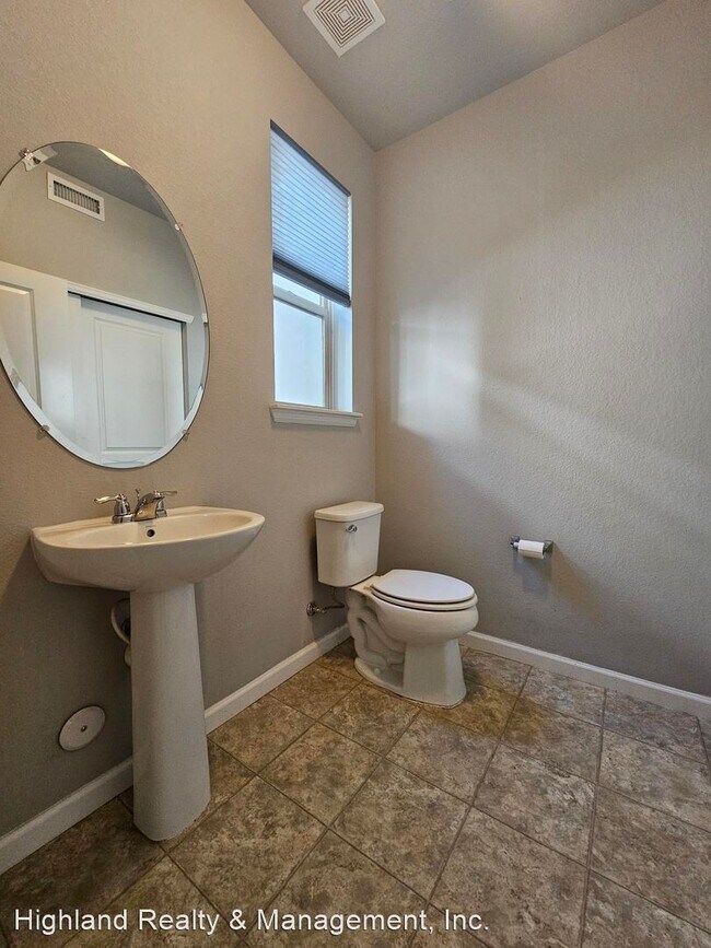 Building Photo - 2 br, 3.5 bath House - 4245 E Iliff Ave #4