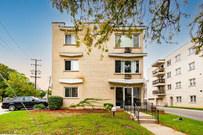 Building Photo - 8152 Elmwood St
