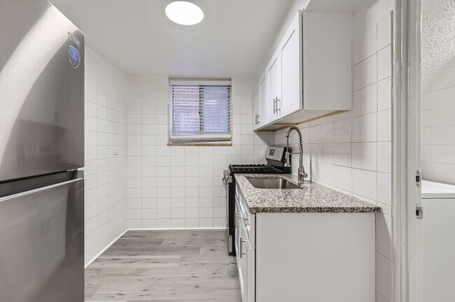 Foto del edificio - Fully Updated 2-Bed 1 Bath Garden Level Un...