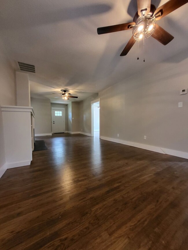 Building Photo - (3) Bed/(2) Bath Close to Campus Avail NOW...