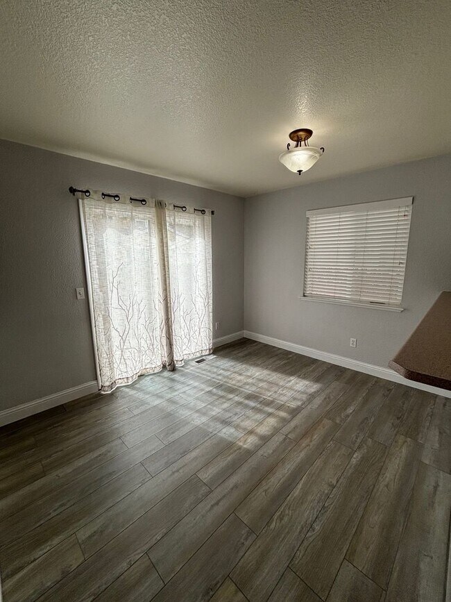 Foto del edificio - 2 Bedroom 2.5 Bathroom Townhome located in...