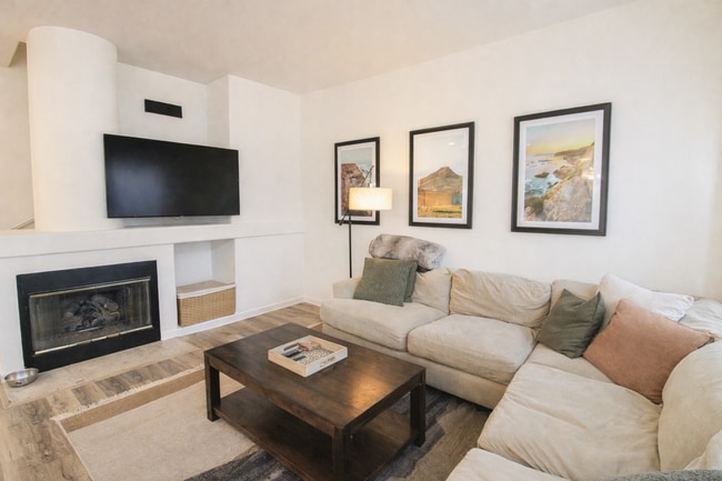 Foto del edificio - Beautiful 3 Bed, 2.5 Bath Townhome with A/C and 2-Car Garage