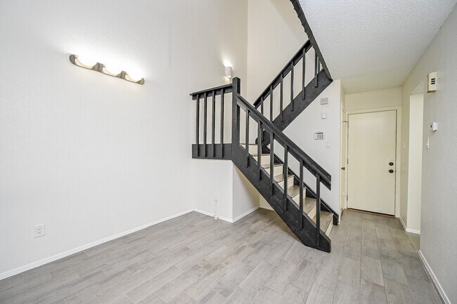 Building Photo - 12916 Wirevine Ln