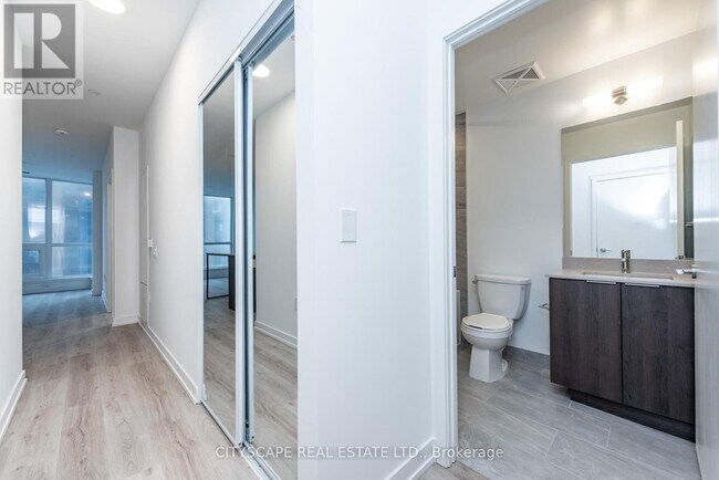 Photo du bâtiment - 395 Square One Dr